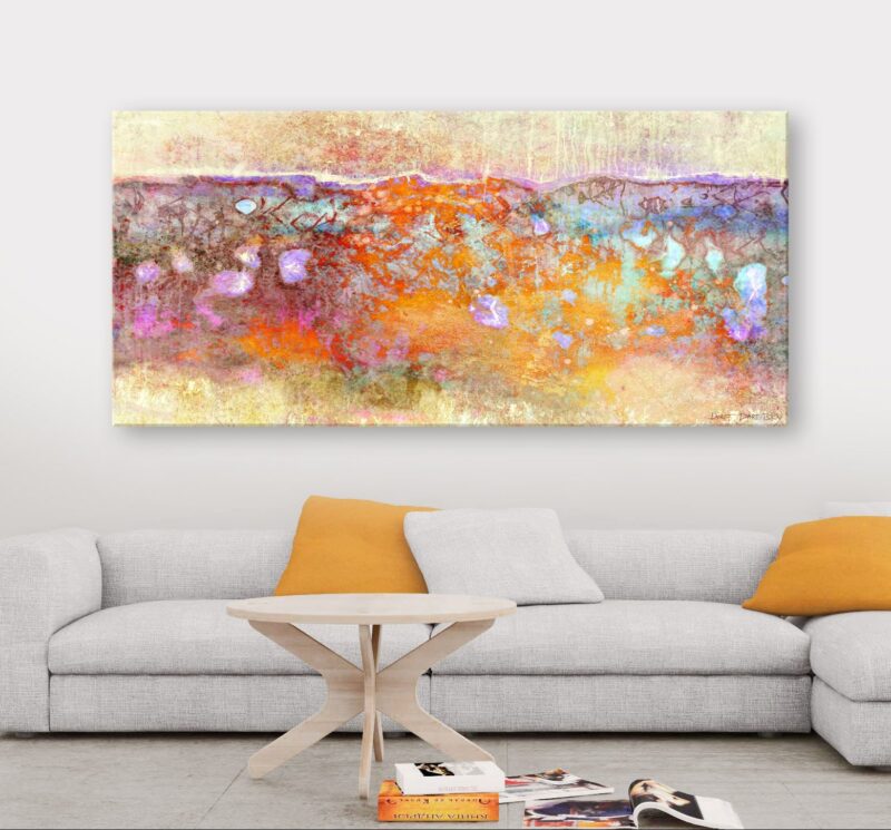 ציור אבסטרקט רוחבי שדות קיץ בצבע כתום וזהוב מעל הספה בסלון