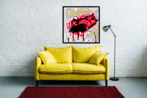 ציור אבסטרקט של חיפושית אדומה פרת משה רבינו על קיר מעל הספה בסלון